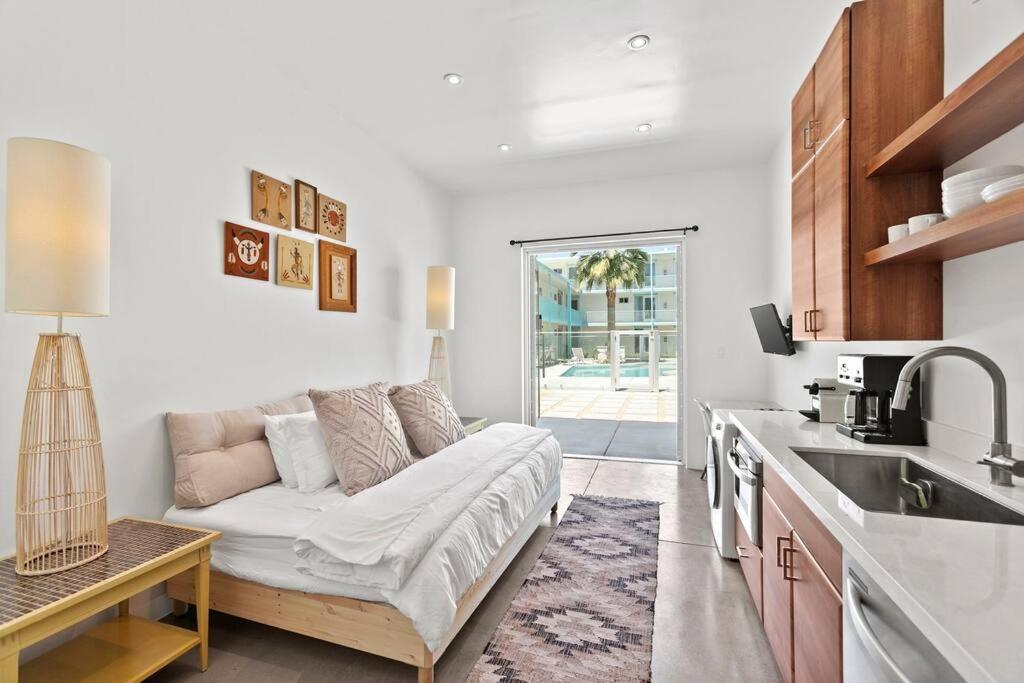 Funky Pool Side In Dtphx Apartment